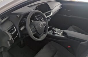 UX 300h Business Edition Tech e-CVT akár 3.9% THM finanszírozással