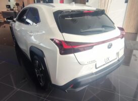 UX 300h Business Edition Tech e-CVT akár 3.9% THM finanszírozással